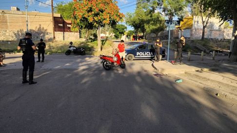 El motociclista aparentemente no advirtió el cordón de la calzada y cayó al asfalto El motociclista aparentemente no advirtió el cordón de la calzada y cayó al asfalto