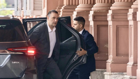 Manuel Adorni será uno de los funcionarios que analizará el pedido de emergencia por los incendios en la Patagonia. Manuel Adorni será uno de los funcionarios que analizará el pedido de emergencia por los incendios en la Patagonia.