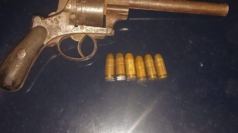 Arma secuestrada durante los operativos policiales en Guaymallén. Arma secuestrada durante los operativos policiales en Guaymallén.