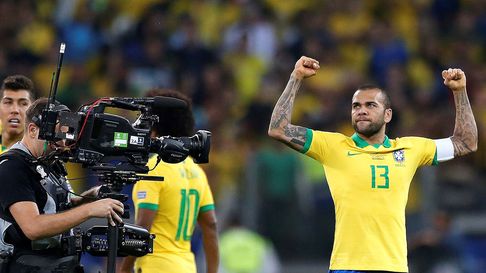 Dani Alves a punto de volver al fútbol. Dani Alves a punto de volver al fútbol.