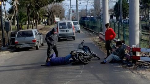 choque con heridos frente a las vias del tren choque con heridos frente a las vias del tren