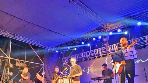 Los artistas criticaron con dureza a la persona encargada del escenario. Los artistas criticaron con dureza a la persona encargada del escenario.