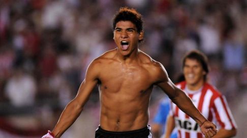 Diego Maradona presenció el inicio del camino de Estudiantes a la gloria Diego Maradona presenció el inicio del camino de Estudiantes a la gloria