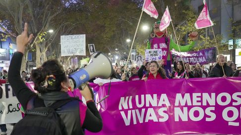 Miles de mujeres marcharon por las calles contra los femicidios. Miles de mujeres marcharon por las calles contra los femicidios.
