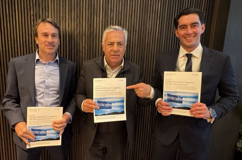 Alfredo Cornejo posa en Nueva York con un ejemplar de un folleto de Morgan Stanley que se pregunta si la zona del varietal ser&aacute; el pr&oacute;ximo l&iacute;mite a saltar por la miner&iacute;a.