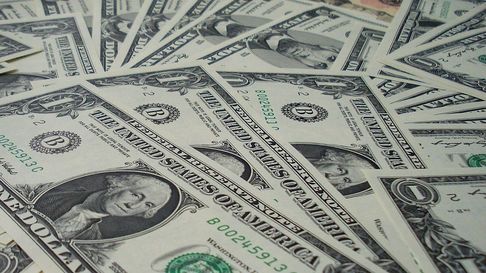 El dólar cerró en $1.520 en el blue y $1.523 en bancos. El BCRA vendió u$s678 millones en un día y el riesgo país saltó a 1.456 puntos. El dólar cerró en $1.520 en el blue y $1.523 en bancos. El BCRA vendió u$s678 millones en un día y el riesgo país saltó a 1.456 puntos.