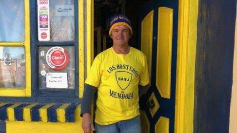 Fabio en la puerta de su casa con los colores del Xeneize. Fabio en la puerta de su casa con los colores del Xeneize.