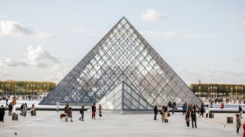 París se revoluciona por el robo al Museo del Louvre, que continuará hoy cerrado. París se revoluciona por el robo al Museo del Louvre, que continuará hoy cerrado.