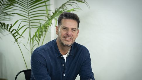 Gonzalo Atanasof en la redacción de El Editor Platense Gonzalo Atanasof en la redacción de El Editor Platense