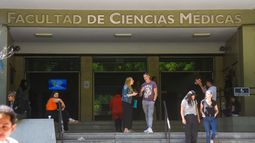 Estudiantes de la Facultad de Medicina en La Plata denuncian que una cátedra tomó una controvertida decisión