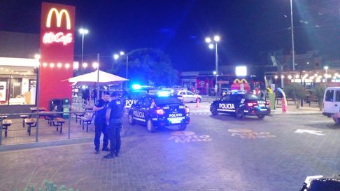 una rina entre varios jovenes provoco un amplio despliegue policial en el mc donalds de la terminal una rina entre varios jovenes provoco un amplio despliegue policial en el mc donalds de la terminal
