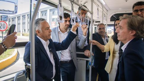 Cornejo y empresarios del sector del transporte en la presentación de unidades a GNC, semanas atrás. Cornejo y empresarios del sector del transporte en la presentación de unidades a GNC, semanas atrás.