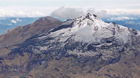 El complejo volcánico está siendo monitoreado constantemente. El complejo volcánico está siendo monitoreado constantemente.