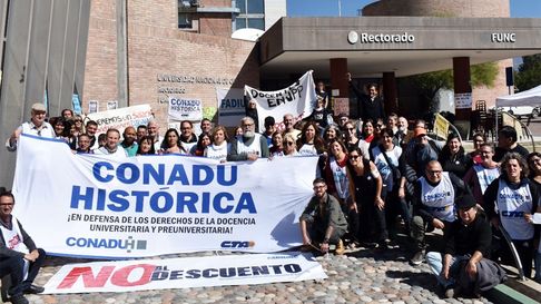 Docentes y no docentes de la UNCuyo hicieron una semana de paro. Ahora se vienen las huelgas rotativas. Docentes y no docentes de la UNCuyo hicieron una semana de paro. Ahora se vienen las huelgas rotativas.