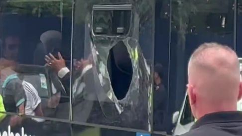 atacaron a piedrazos el micro de estudiantes en la cancha de gimnasia atacaron a piedrazos el micro de estudiantes en la cancha de gimnasia