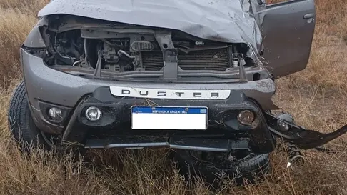 La Duster que protagonizó el accidente a metros de la llegada a Uspallata. La Duster que protagonizó el accidente a metros de la llegada a Uspallata.