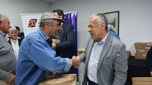 Alfredo Cornejo entregó antenas en el Sur provincial. Alfredo Cornejo entregó antenas en el Sur provincial.