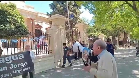 Vecinos autoconvocados y asambleístas protestaron en AYSAM por la contaminación del Pescara. Vecinos autoconvocados y asambleístas protestaron en AYSAM por la contaminación del Pescara.