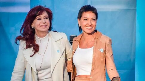 Mayra Mendoza, junto a la exvice en un acto Mayra Mendoza, junto a la exvice en un acto