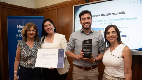 Autoridades del hospital sureño posan luego de recibir la distinción. Autoridades del hospital sureño posan luego de recibir la distinción.