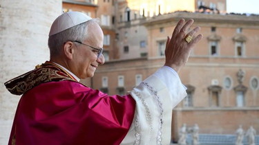 El papa León XIV comenzó su agenda en la Capilla Sixtina junto a los cardenales. 