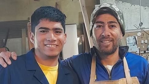 Elías junto a David, dueño de la carpintería sanrafaelina. Elías junto a David, dueño de la carpintería sanrafaelina.