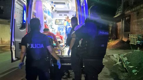 Tras el loable accionar de los policías una ambulancia trasladó a la mujer y a su hija a un hospital Tras el loable accionar de los policías una ambulancia trasladó a la mujer y a su hija a un hospital