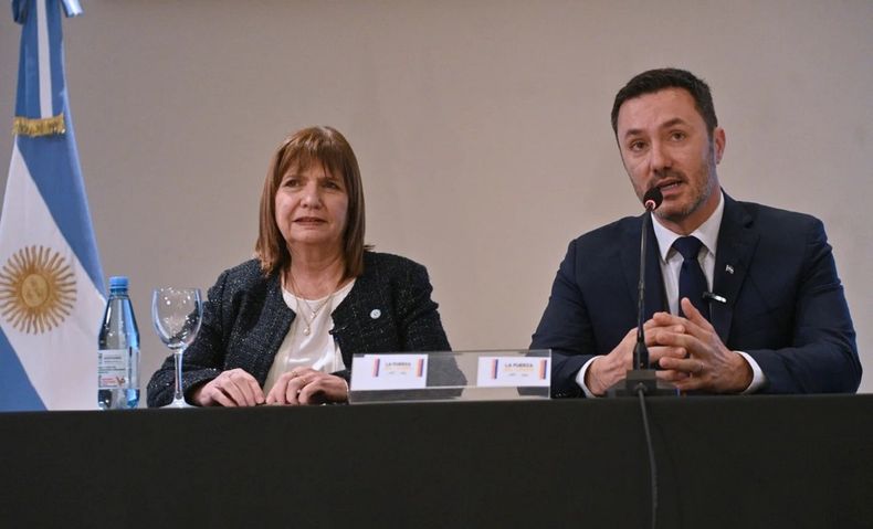 Los ministerios que lideran Patricia Bullrich y Luis Petri quedaron en la mira por el vínculo con la empresa sospechada de pagar coimas a Karina Milei. 