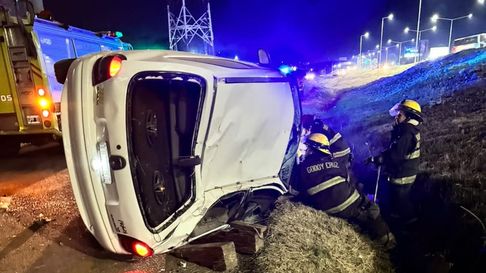 Tras el vuelco, bomberos acudieron a auxiliar al automovilista Tras el vuelco, bomberos acudieron a auxiliar al automovilista