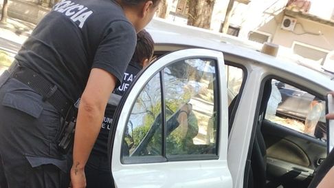 policias rescataron a un bebe atrapado en un auto en la plata policias rescataron a un bebe atrapado en un auto en la plata