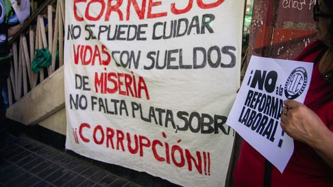 potente protesta de estatales de ate mendoza por los salarios: no falta plata, sobra corrupcion potente protesta de estatales de ate mendoza por los salarios: no falta plata, sobra corrupcion