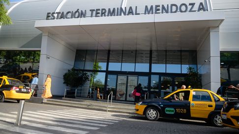 detienen a un joven tras robar en un comercio de la terminal de omnibus de mendoza detienen a un joven tras robar en un comercio de la terminal de omnibus de mendoza