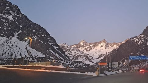 Paso Cristo Redentor: se recomienda consultar el estado de la vía antes de partir, debido a los riesgos que presenta la alta montaña en invierno. Paso Cristo Redentor: se recomienda consultar el estado de la vía antes de partir, debido a los riesgos que presenta la alta montaña en invierno.