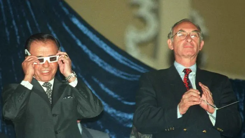 Menem y De La Rúa en la inauguración del Abasto, la primera gran inversión inmobiliaria de IRSA. 