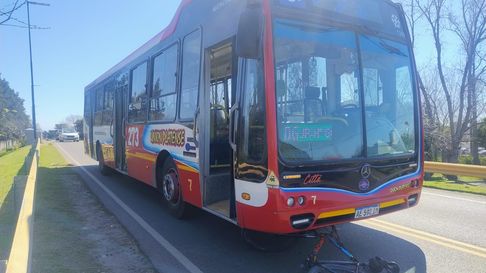 un micro atropello a un ciclista en camino general belgrano un micro atropello a un ciclista en camino general belgrano