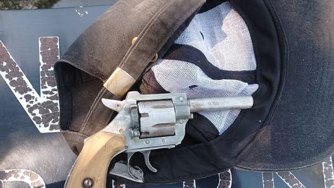 El arma de fuego secuestra a uno de los detenidos en Guaymallén. El arma de fuego secuestra a uno de los detenidos en Guaymallén.