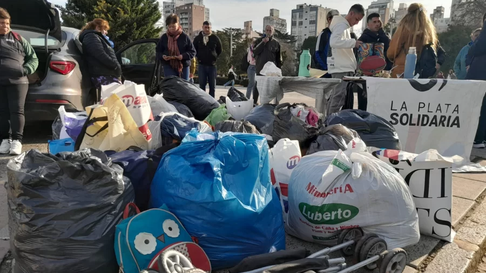 la plata solidaria realizo su colecta anual de ropa en plaza moreno la plata solidaria realizo su colecta anual de ropa en plaza moreno