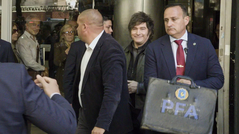 Milei fue abucheado en el microcentro. Milei fue abucheado en el microcentro.