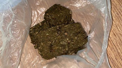 Durante uno de los procedimientos policiales se identificó a un joven que llevaba consigo un paquete de marihuana. Durante uno de los procedimientos policiales se identificó a un joven que llevaba consigo un paquete de marihuana.