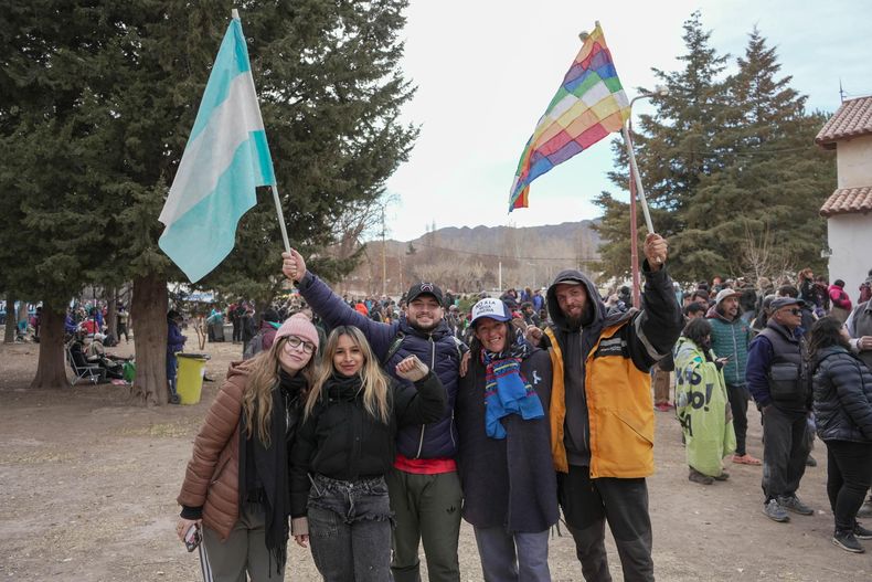Con la wiphala y la bandera argentina, este grupo de amigos llegó desde Buenos Aires. Con la wiphala y la bandera argentina, este grupo de amigos llegó desde Buenos Aires.