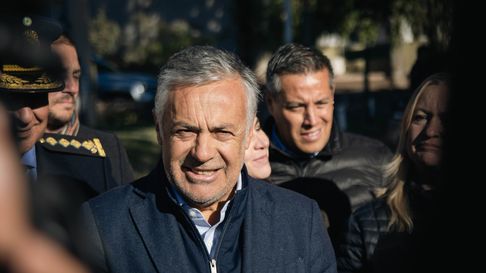 Alfredo Cornejo fue uno de los 17 gobernadores a los que Caputo presionó para que adhieran al blanqueo de dólares. Alfredo Cornejo fue uno de los 17 gobernadores a los que Caputo presionó para que adhieran al blanqueo de dólares.