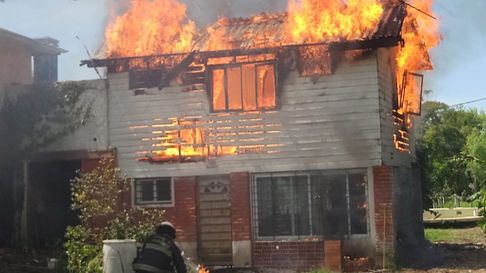 voraz incendio arraso una casa en ensenada voraz incendio arraso una casa en ensenada