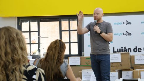 Esteban Allasino encabezó el acto de entrega de maquinarias. Esteban Allasino encabezó el acto de entrega de maquinarias.