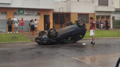 tolosa: intento esquivar a un ciclista, perdio el control y volco tolosa: intento esquivar a un ciclista, perdio el control y volco