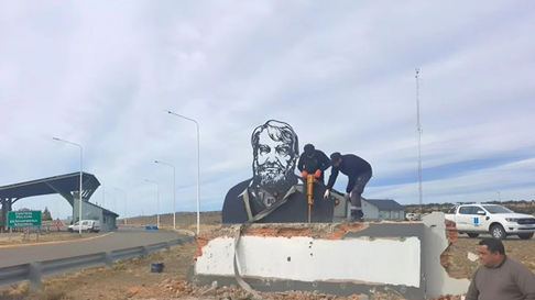 Vialidad Nacional destruyó el monumento a Osvaldo Bayer. Vialidad Nacional destruyó el monumento a Osvaldo Bayer.