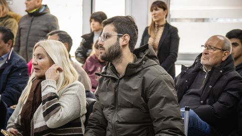 El diputado Emanuel Fugazzotto (Partido Verde) escuchó a Sergio Marinelli en la Legislatura y le entregó copia de los recursos presentados. El diputado Emanuel Fugazzotto (Partido Verde) escuchó a Sergio Marinelli en la Legislatura y le entregó copia de los recursos presentados.