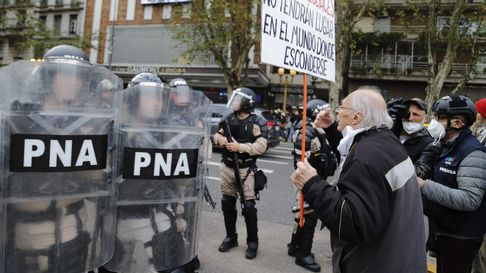 La oposición cuestionó que el Gobierno haya naturalizado el veto como amenaza sistemática ante cualquier intento de ayuda a los jubilados. La oposición cuestionó que el Gobierno haya naturalizado el veto como amenaza sistemática ante cualquier intento de ayuda a los jubilados.