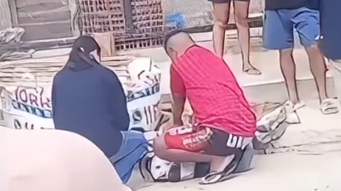 un joven recibio un disparo durante un robo mientras iba al colegio un joven recibio un disparo durante un robo mientras iba al colegio