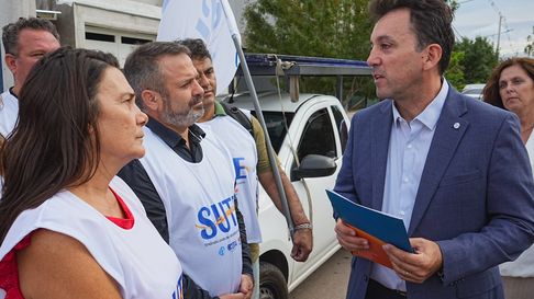 El sindicato de los docentes se manifestó durante el primer día de clases y le entregó un petitorio al ministro Tadeo García Zalazar. El sindicato de los docentes se manifestó durante el primer día de clases y le entregó un petitorio al ministro Tadeo García Zalazar.