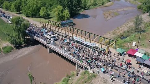 Una postal de la Marcha del Agua en las rutas de Mendoza, en diciembre de 2019, contra el derribo de la Ley 7722. Una postal de la Marcha del Agua en las rutas de Mendoza, en diciembre de 2019, contra el derribo de la Ley 7722.